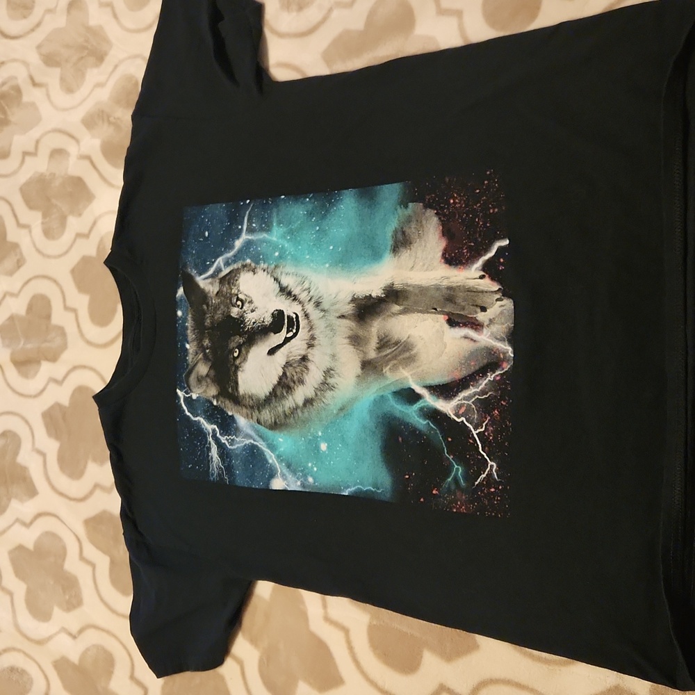 Wolf tee